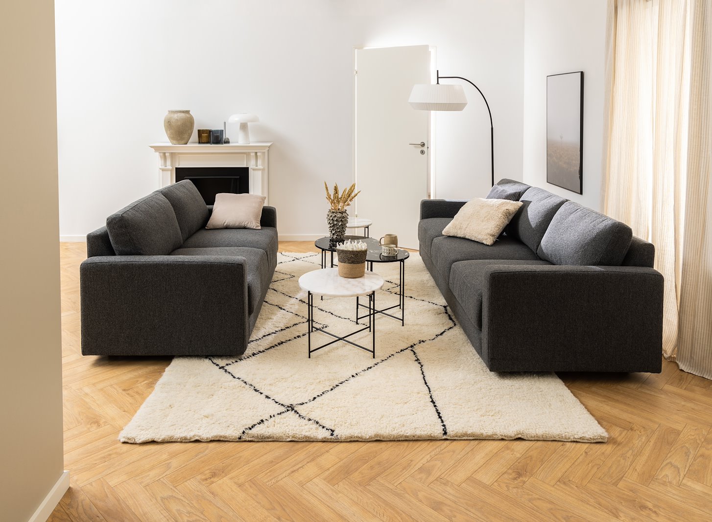 Avila sidebord Polert hvit Guangxi marmor med sortlakkert stålunderstell. Ø52 cm