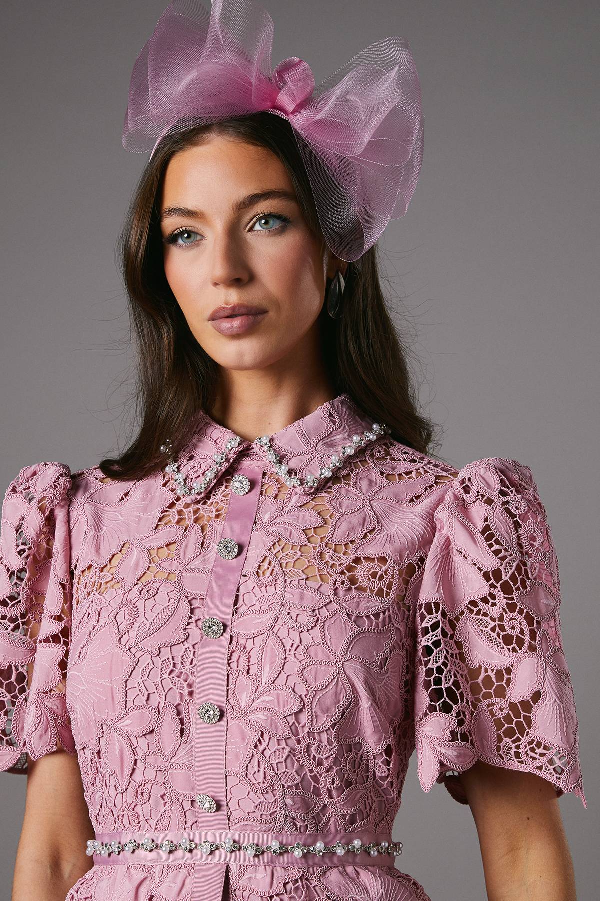 Coast Robe à Corsage en Dentelle et Jupe Plissée avec Boutons Bijoux