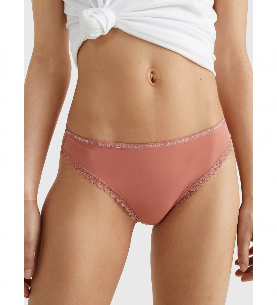 Conjunto de 3 calcinhas Tommy Hilfiger com renda floral nas cores bege, rosa e vermelha.