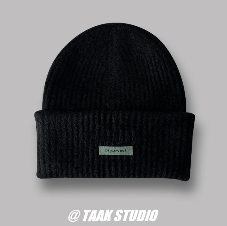 TAAK - Effen gebreide muts met appliqué