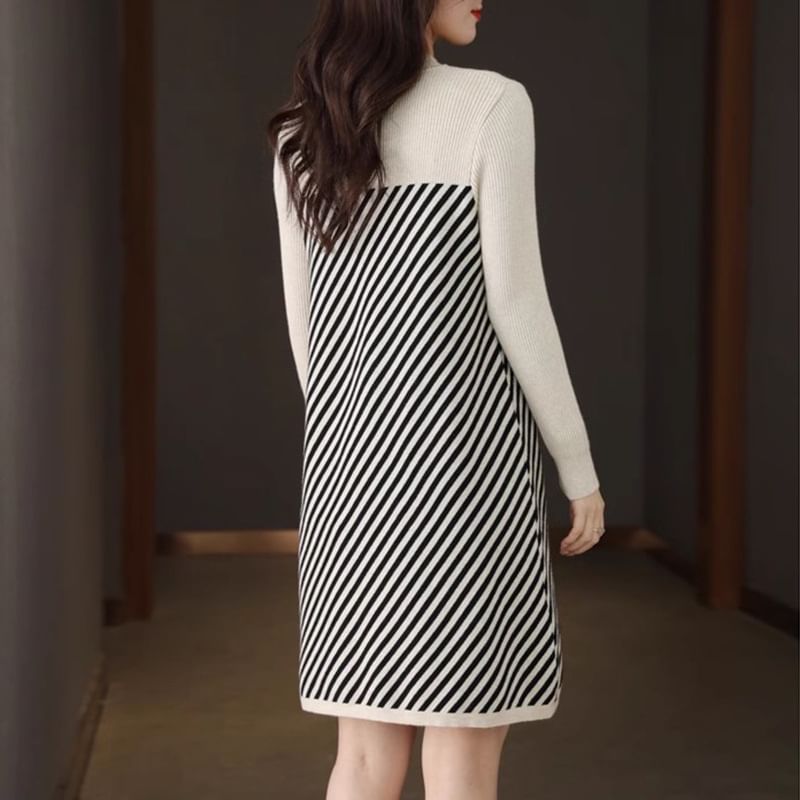 Odestra - Mini A-lijn jurk met lange mouwen en mockneck en strepen