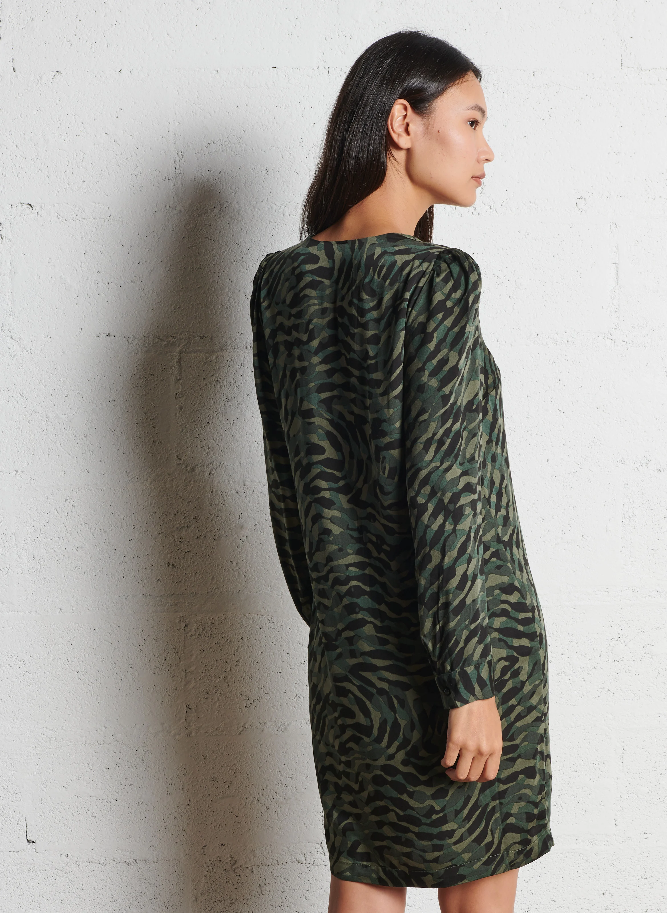 Robe courte col V imprimée | Kaki
