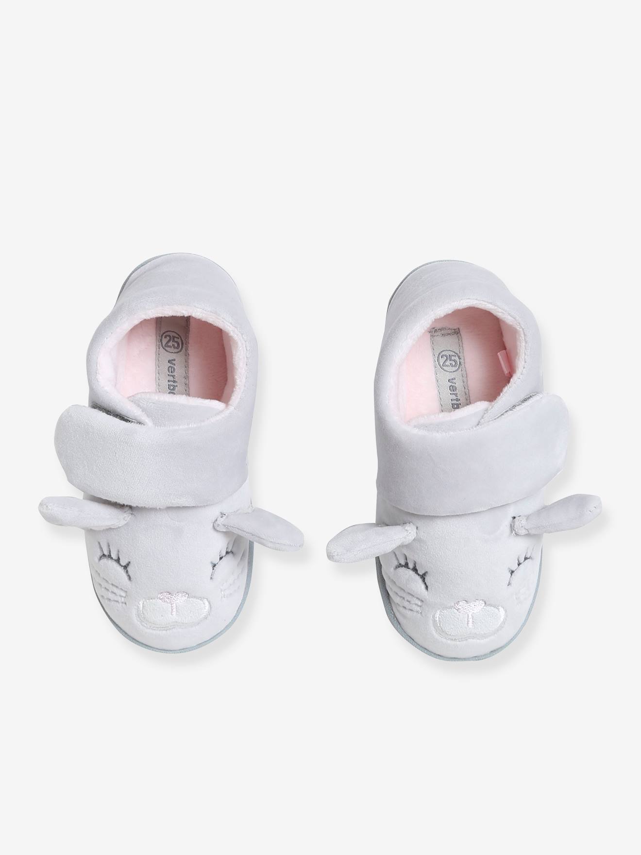 Pantufas de pelúcia para bebê menina, lisas em cinza claro com estampas.