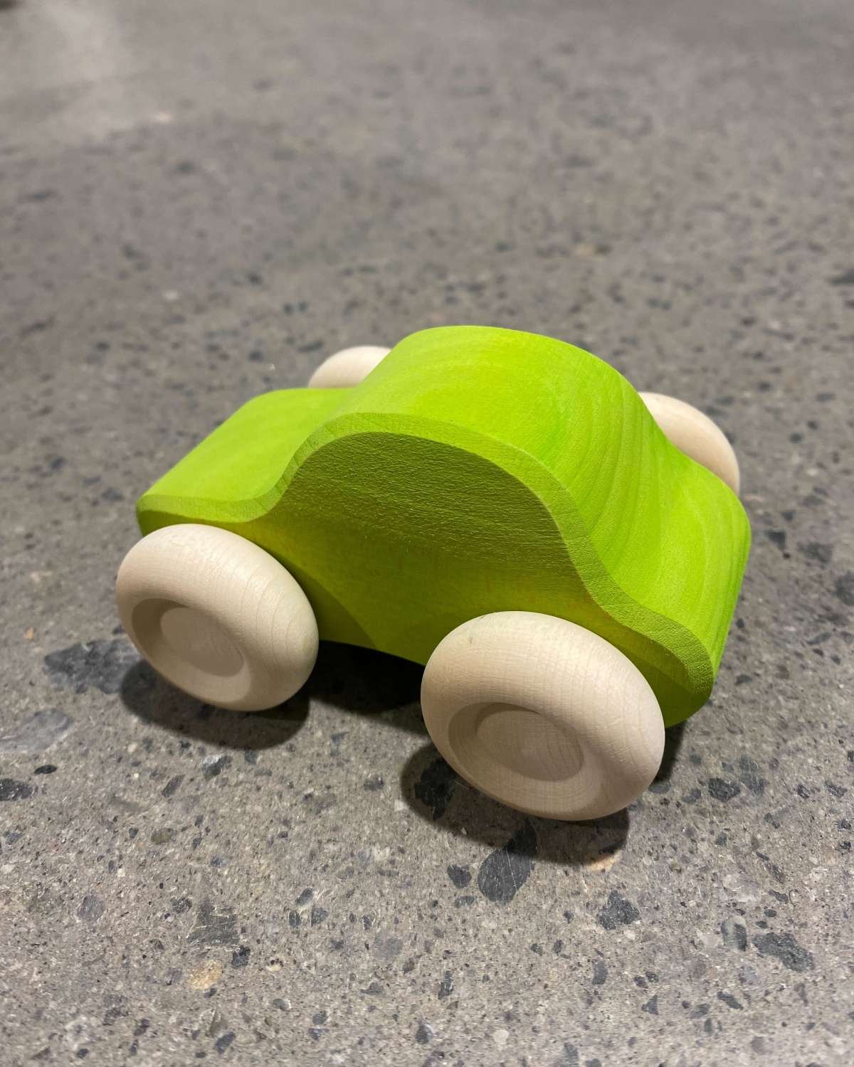Lekebil i tre – Håndlaget Treleke – 10cm