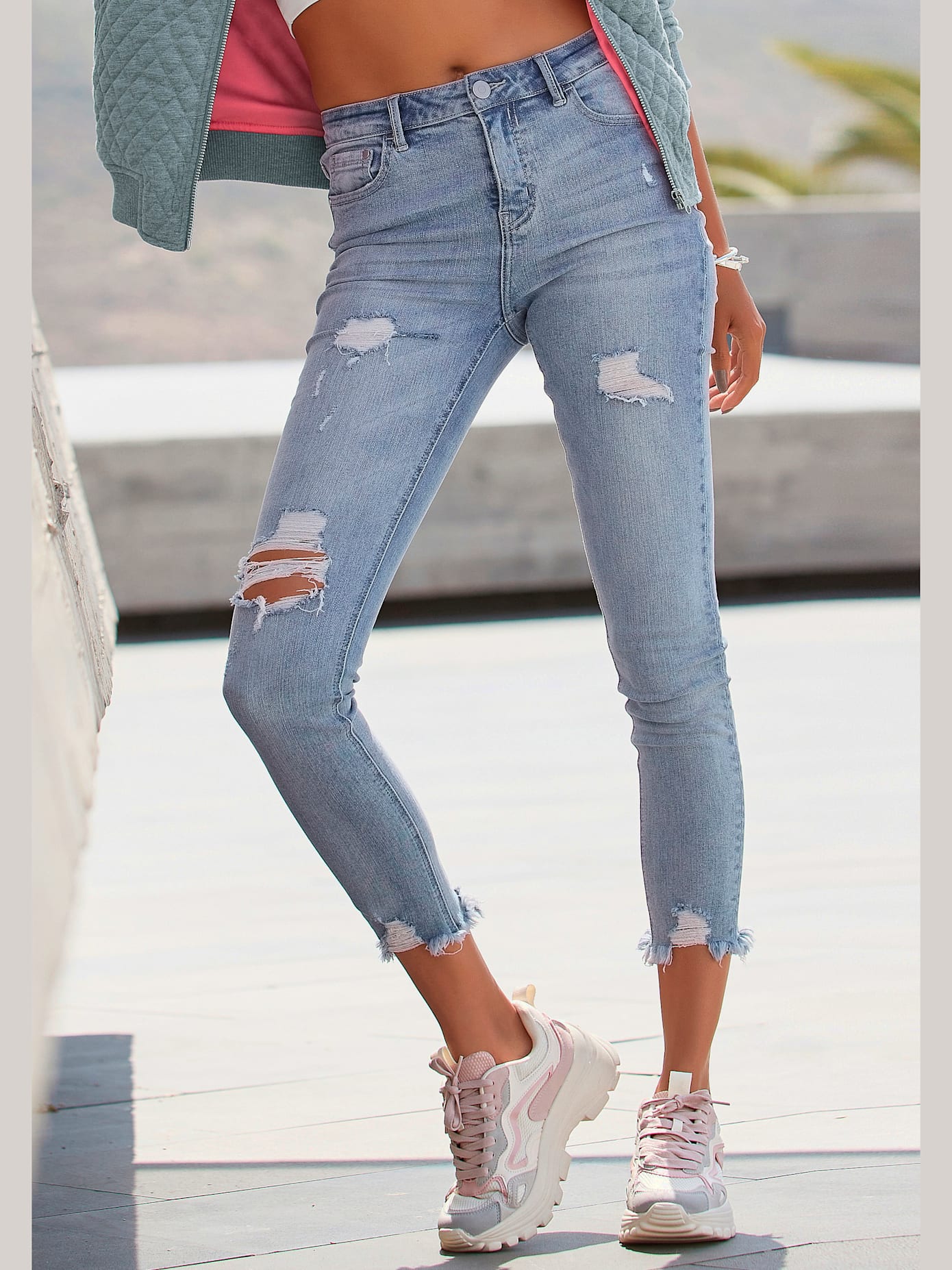 Jean effet déchiré jambes affinées