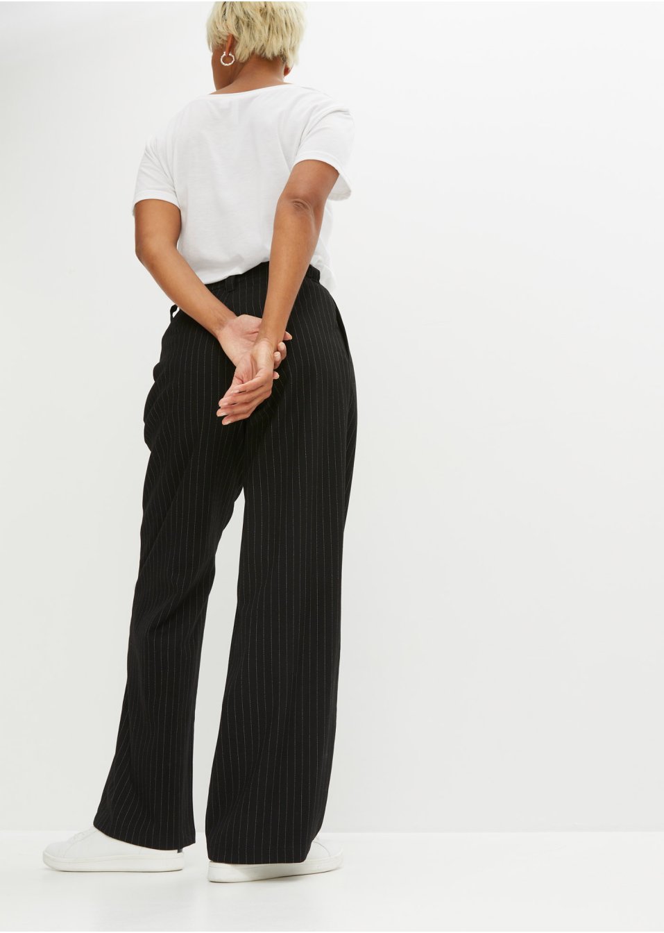 Pantalon large à pinces avec fines rayures