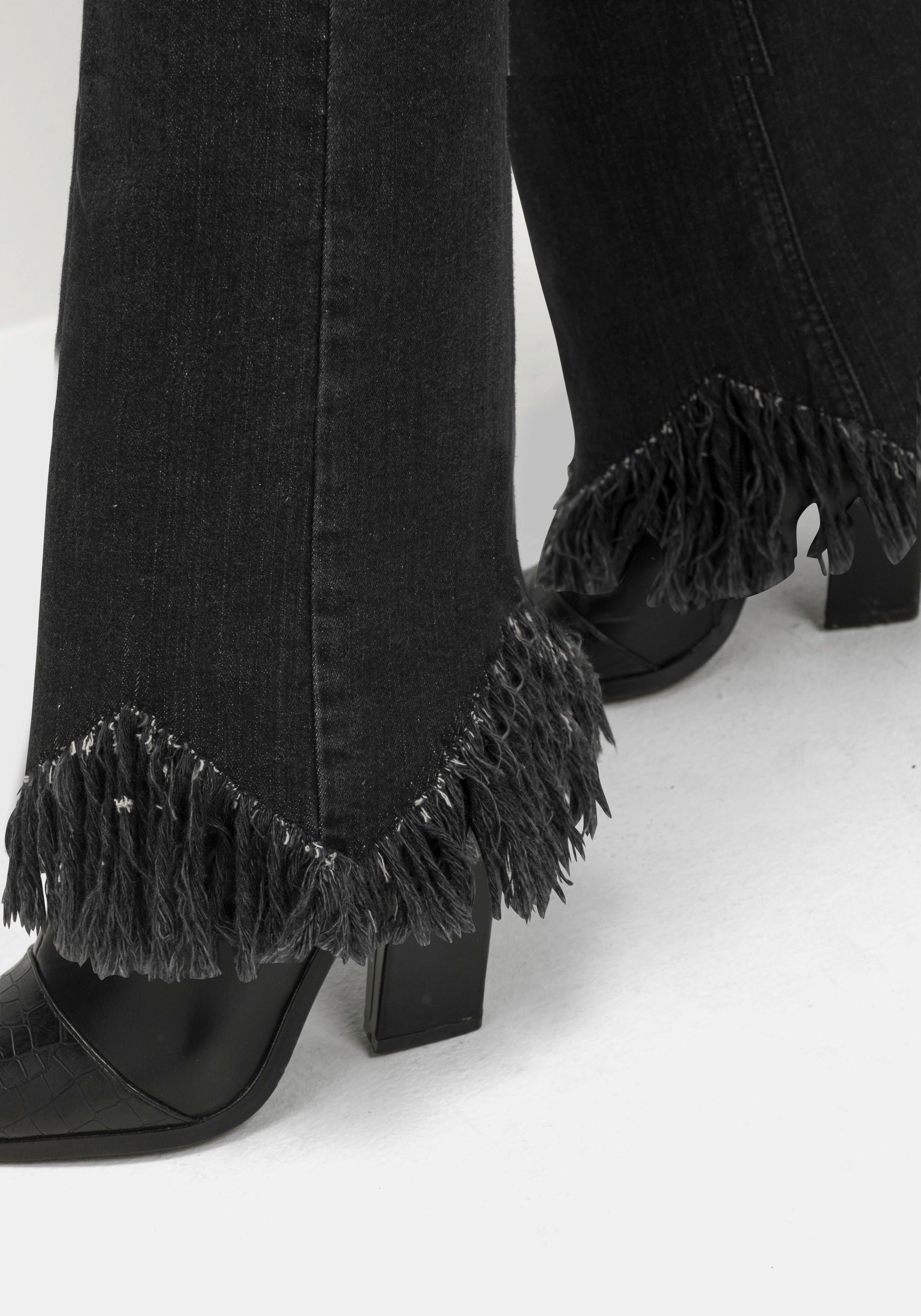 Bootcut-Jeans mit Fransensaum in Zickzack-Form