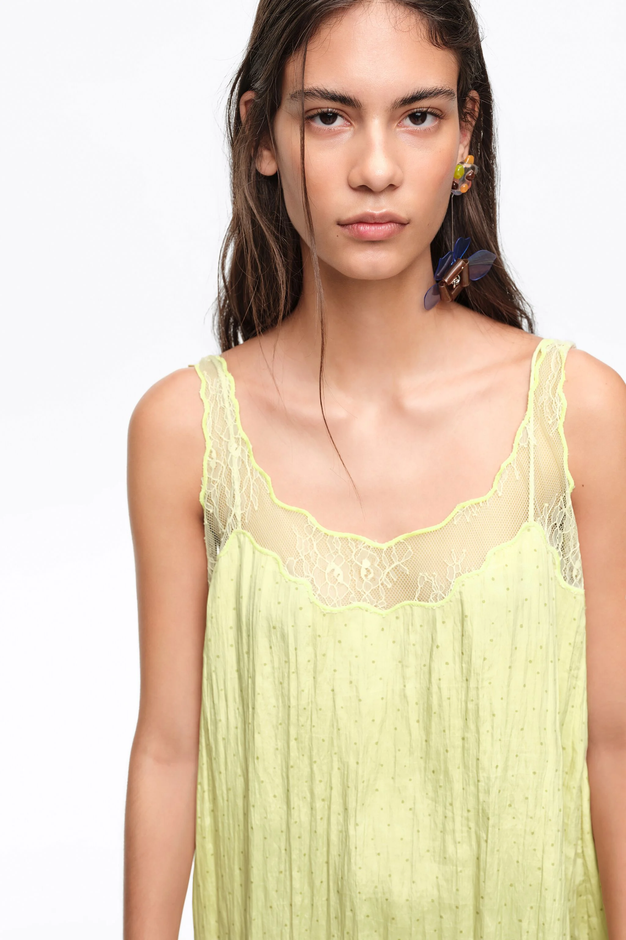 Vestido curto verde-oliva com alças de renda e bolinhas