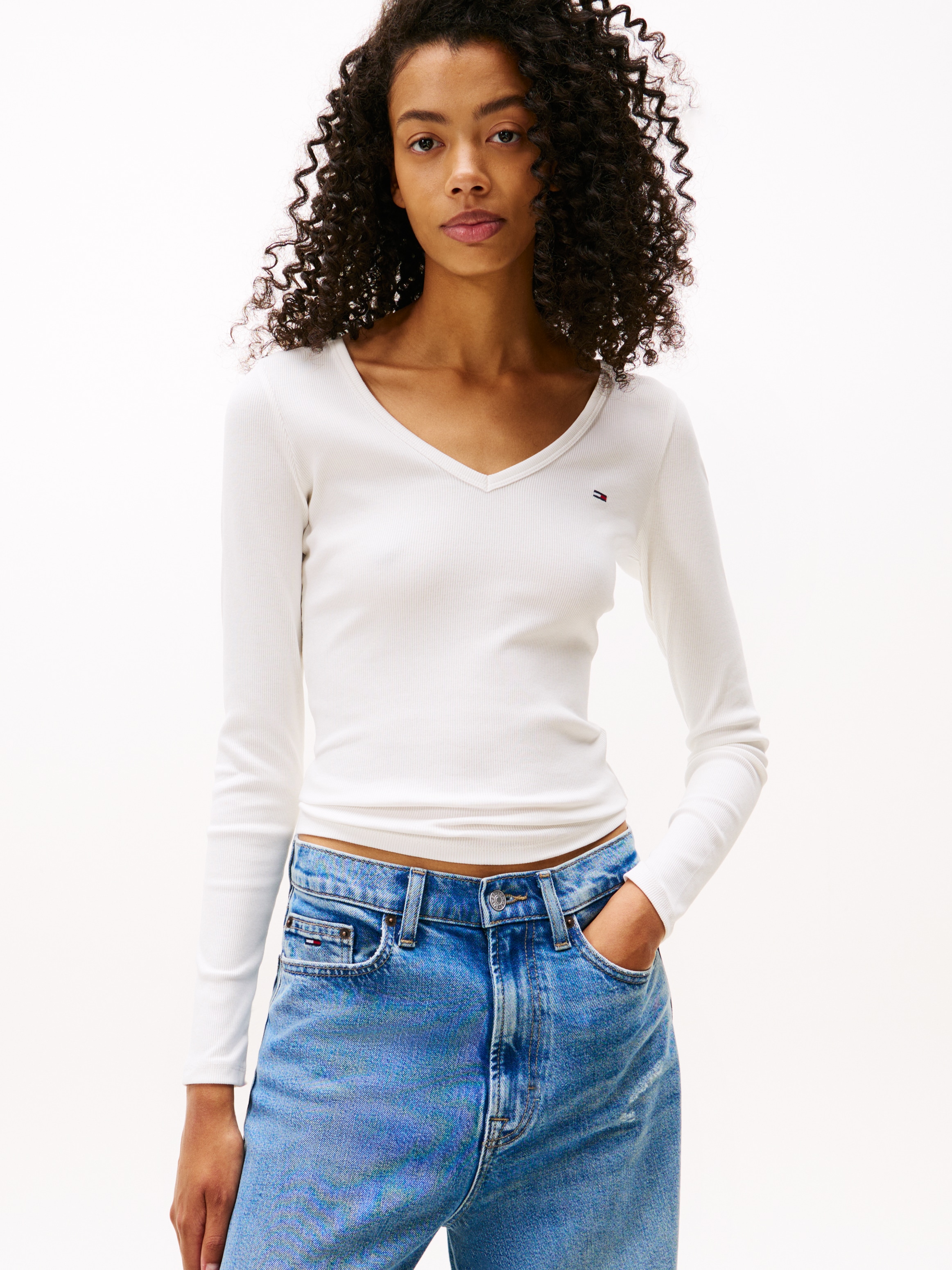 Tommy Jeans Langarmshirt »TJW SLIM ESSENTIAL RIB V LS«, mit Logostickerei