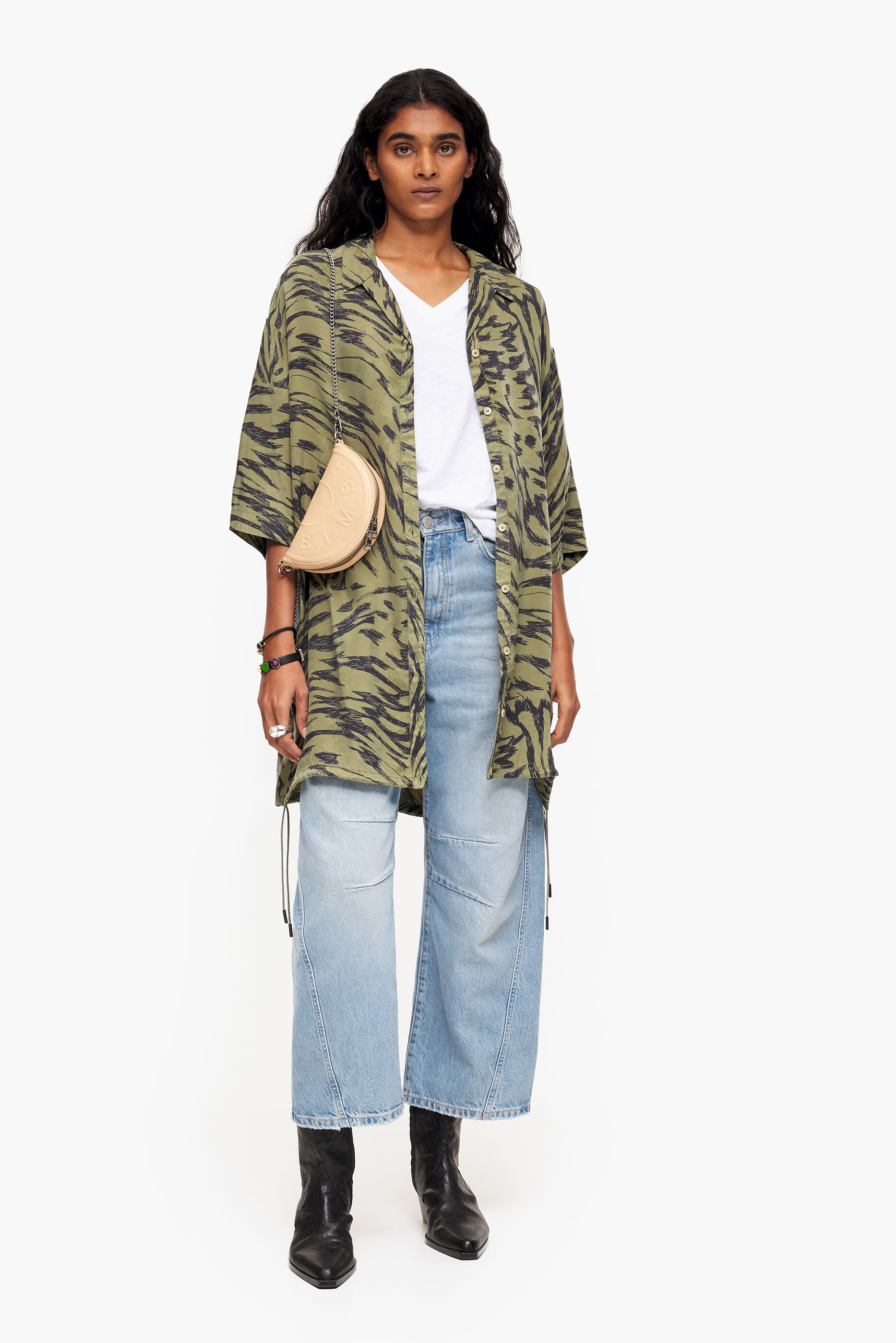 Camiseta branca de algodão com modelagem flare