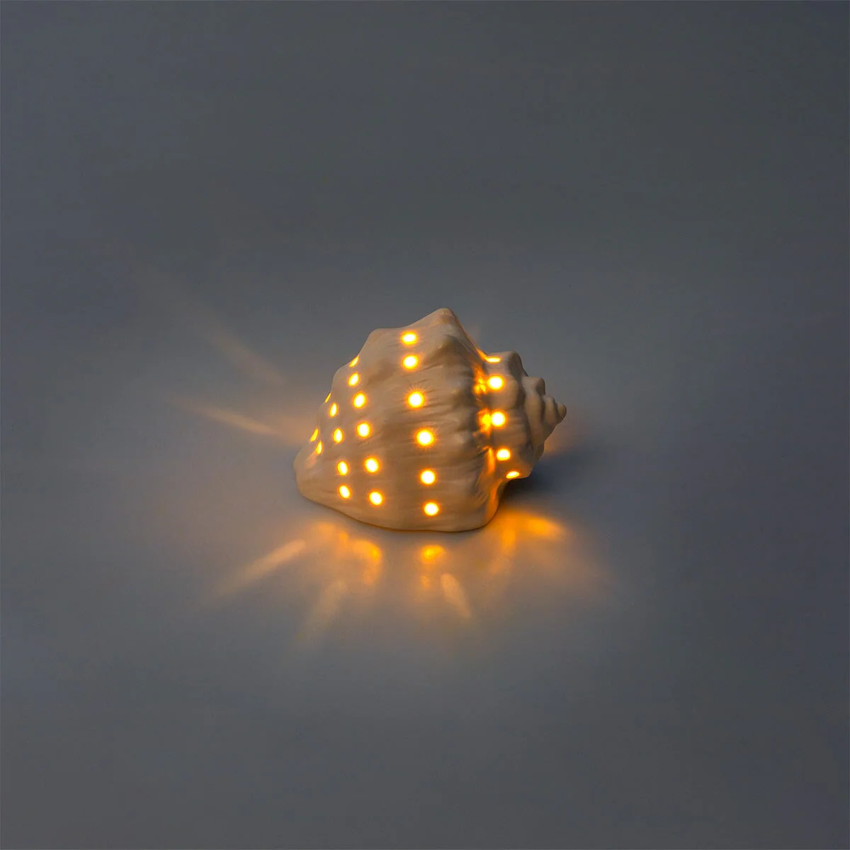 Muslingeformet lampe i keramik