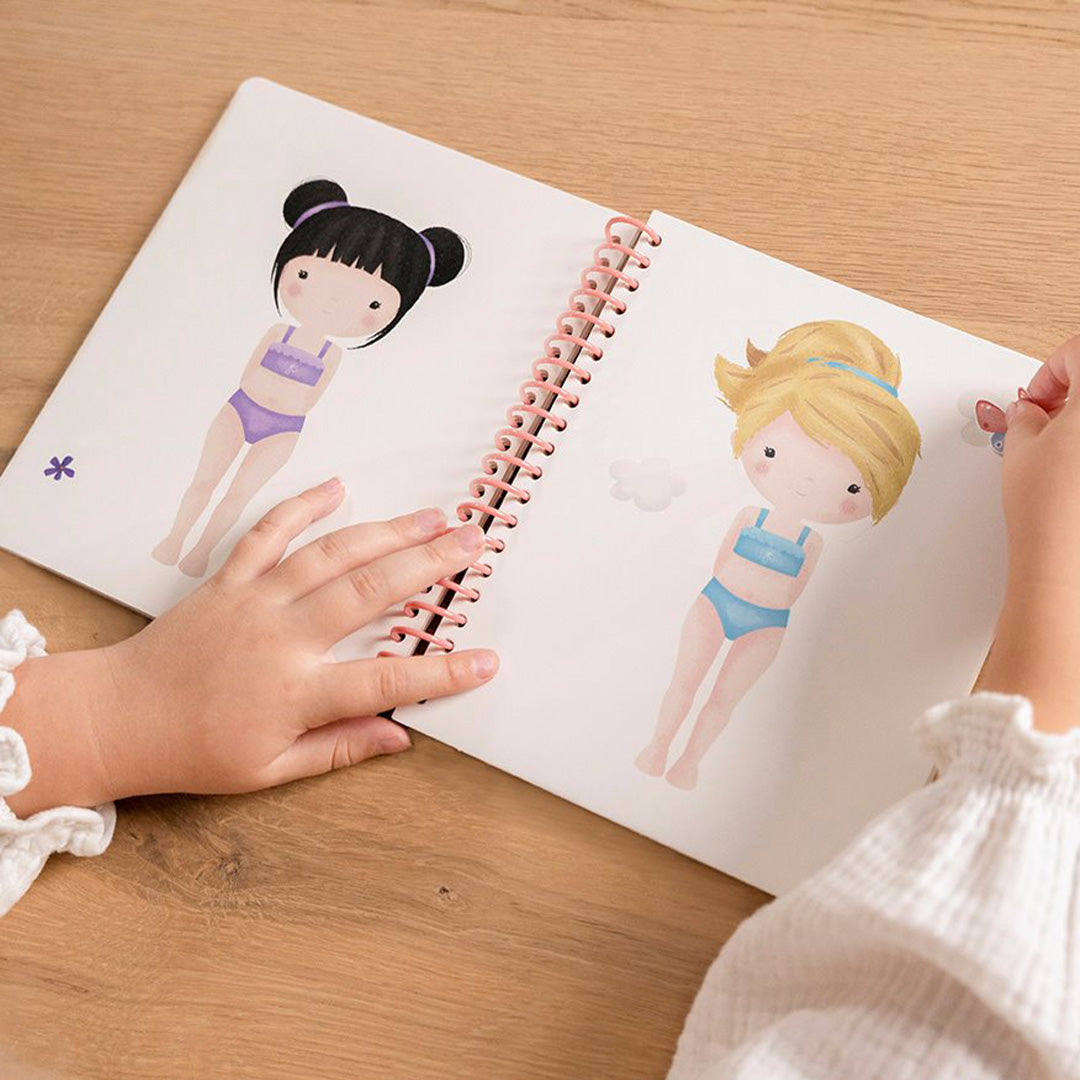 Little dutch aankleed- en stickerboek rosa