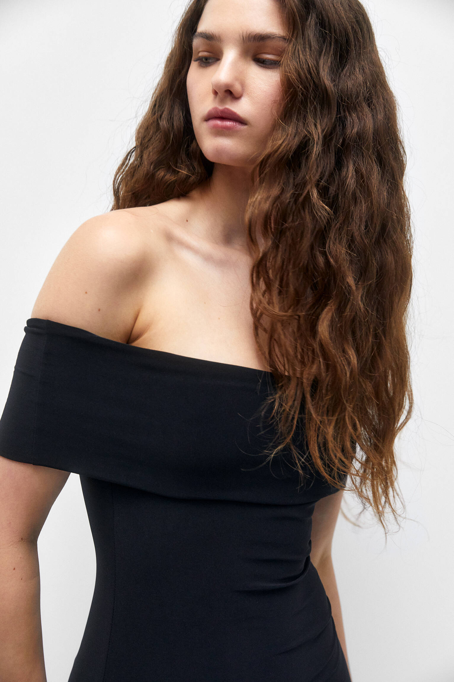 VESTIDO CURTO COM OMBROS DE FORA - PRETO