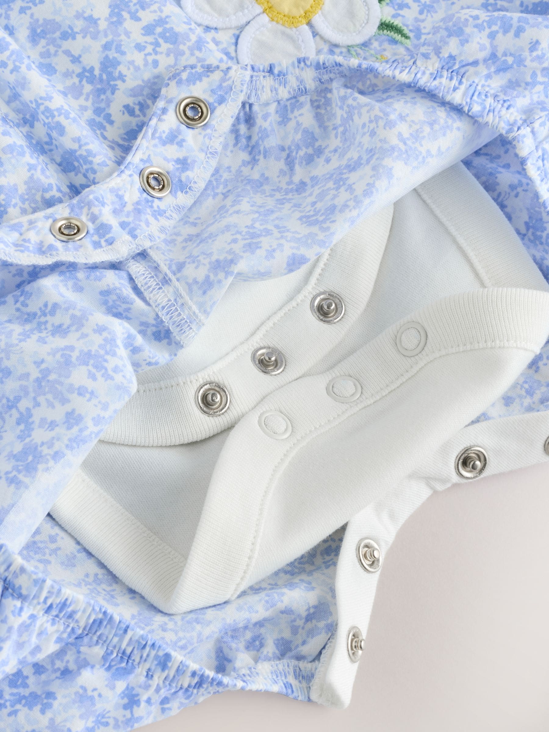 Blauw/wit met bloemenprint - Babyset van rompertje met korte mouwen en bretelbroek (0mnd -2jr)