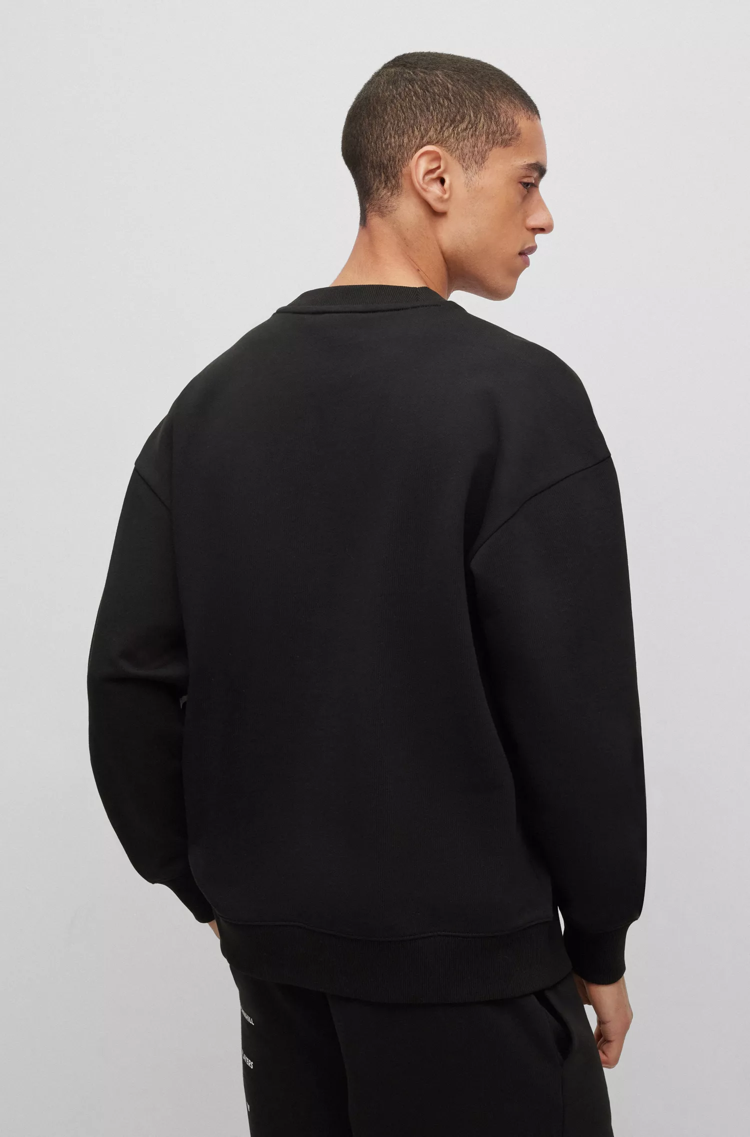 Moletom HUGO vermelho, modelagem oversized, em algodão com estampa streetwear.