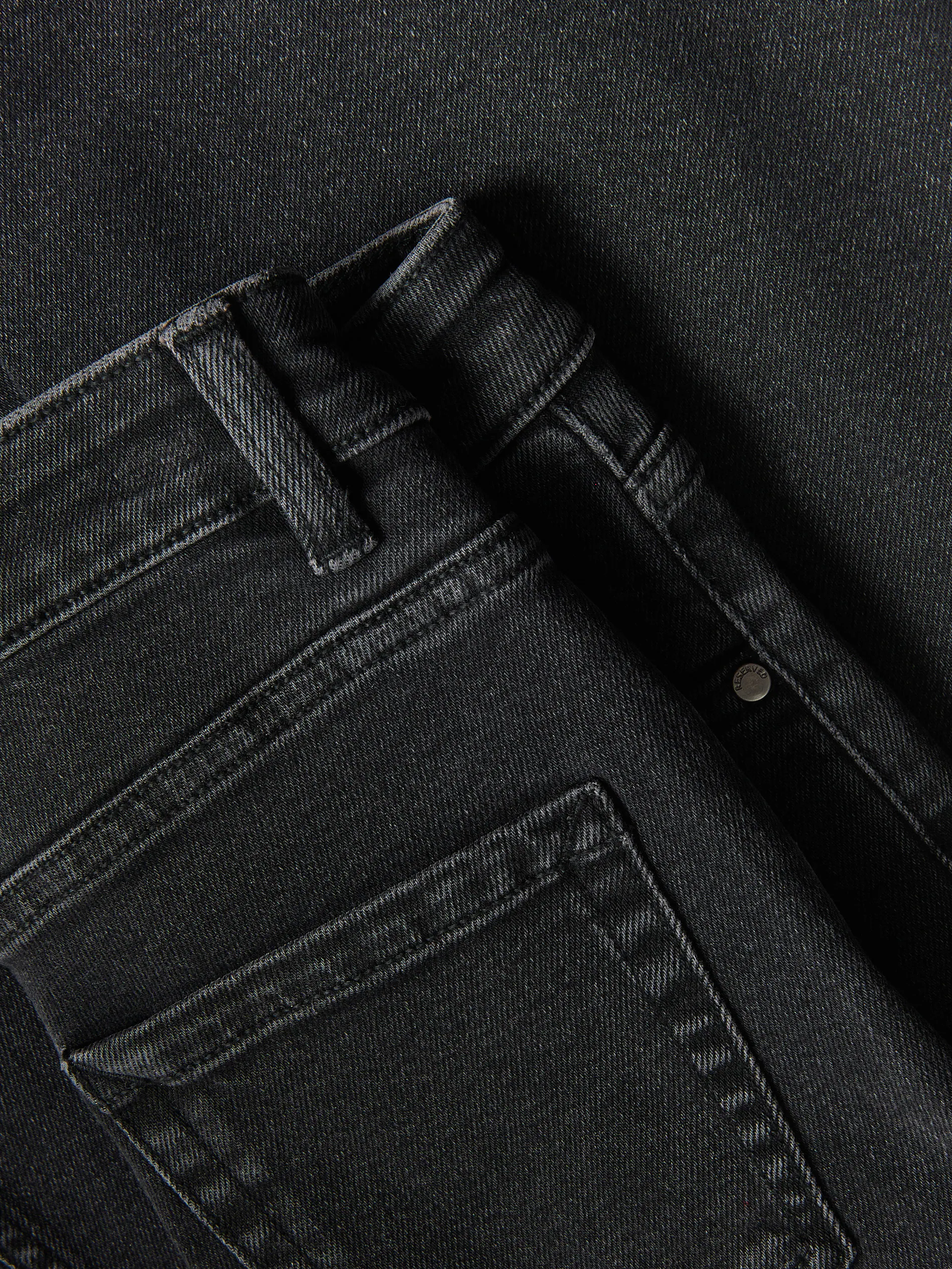 Flare-Jeans mit kürzerem Bein