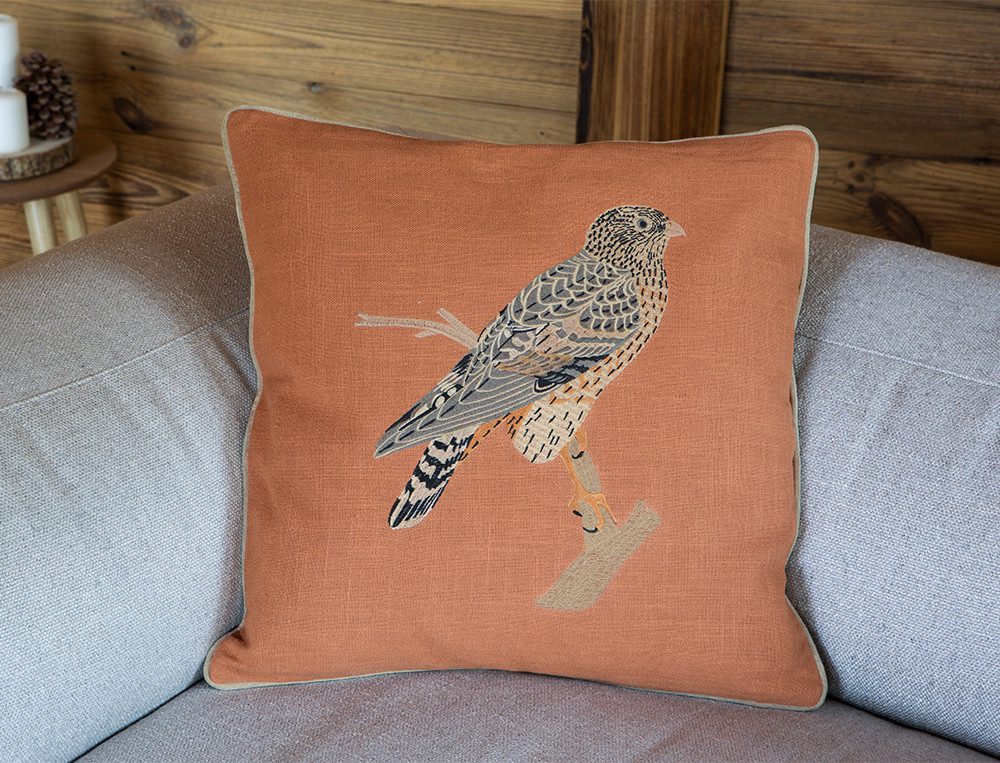 Coussin brodé faucon-Au sommet