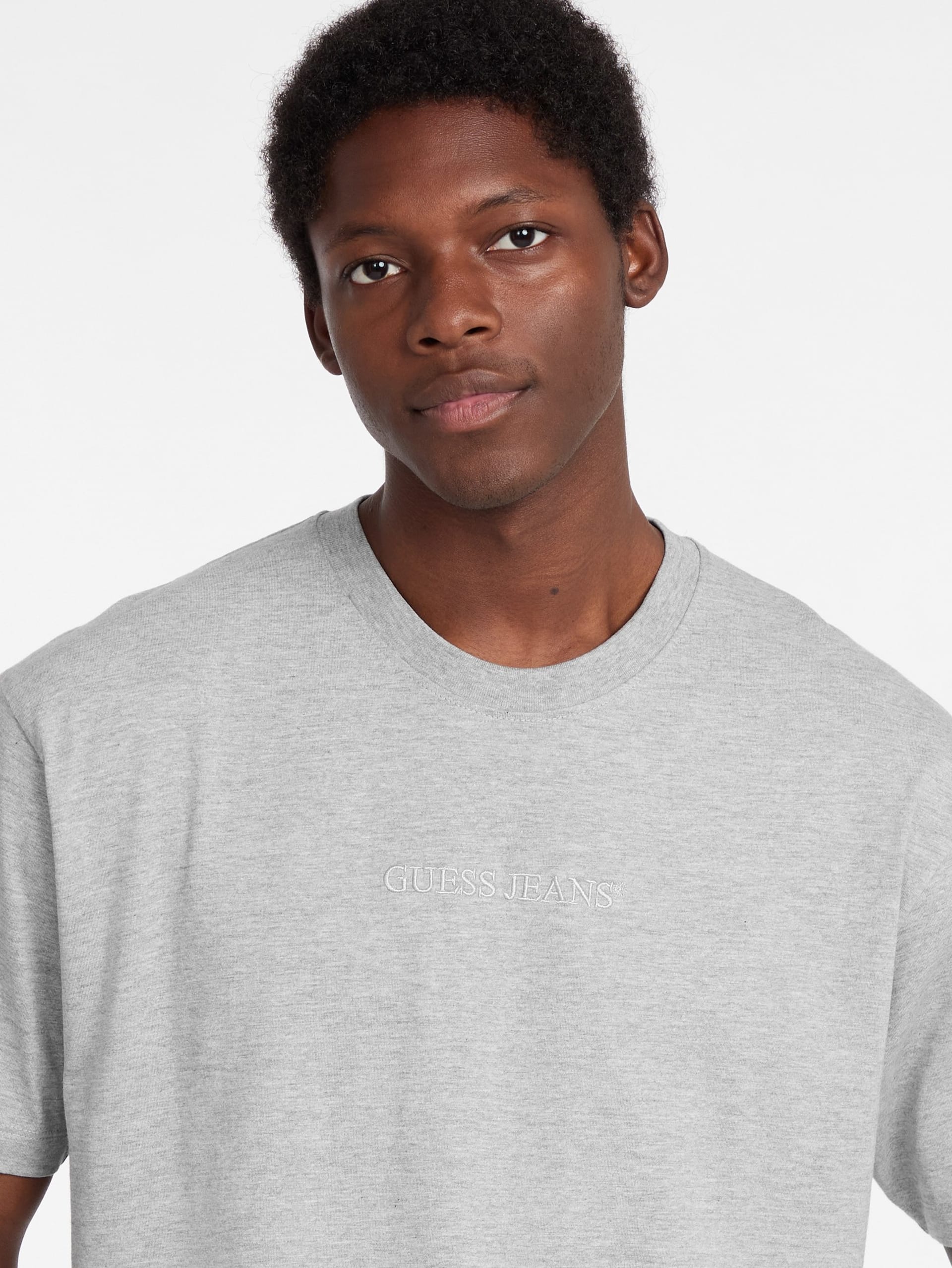 Camiseta com logotipo bordado