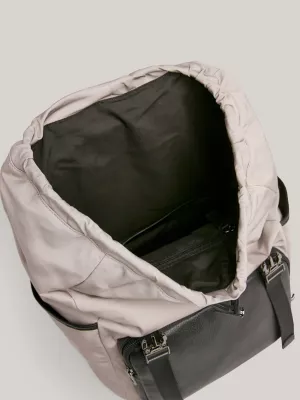 Mochila com fecho de aba e logotipo