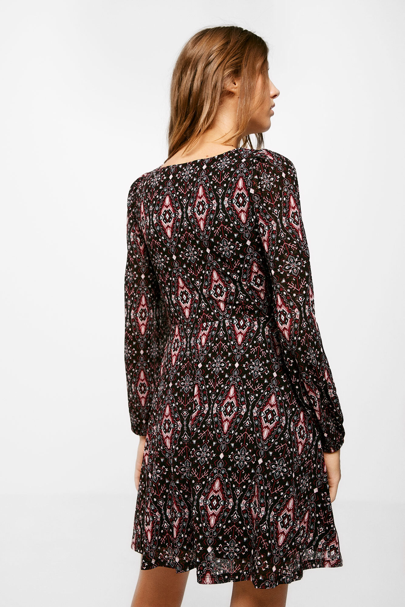 Vestido curto com estampa geométrica