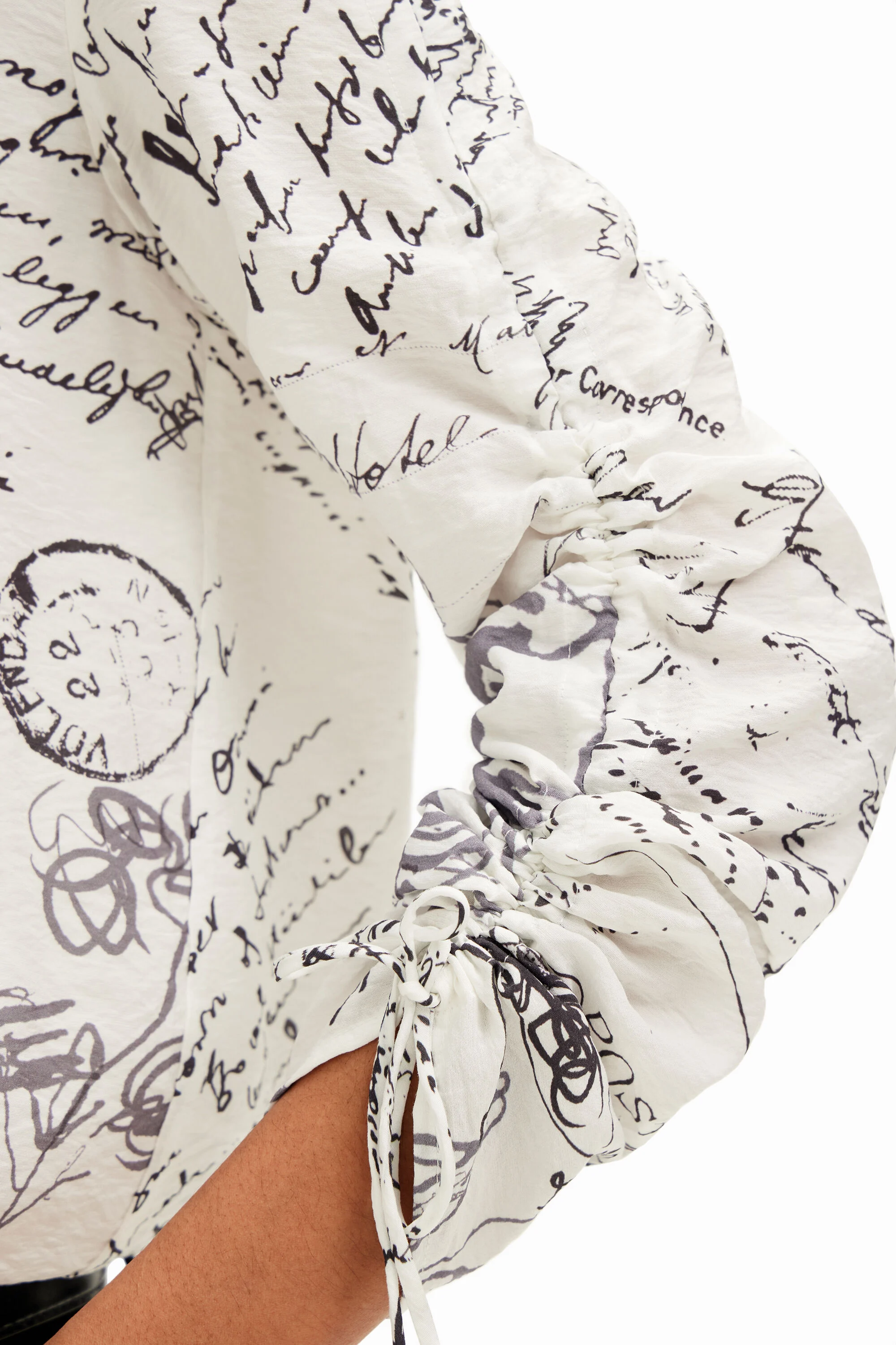 Blusa com estampa e mangas ajustáveis.
