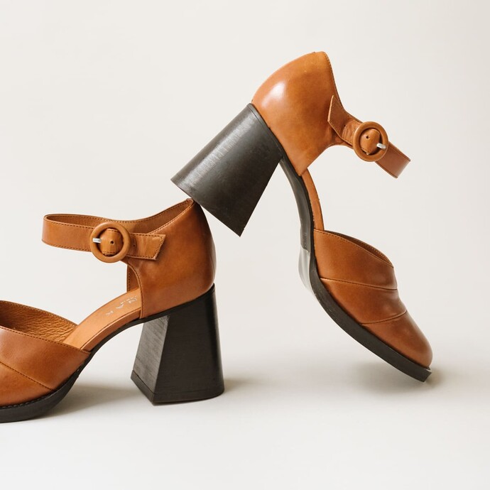 Babies à talons et brides  en cuir cognac clair
