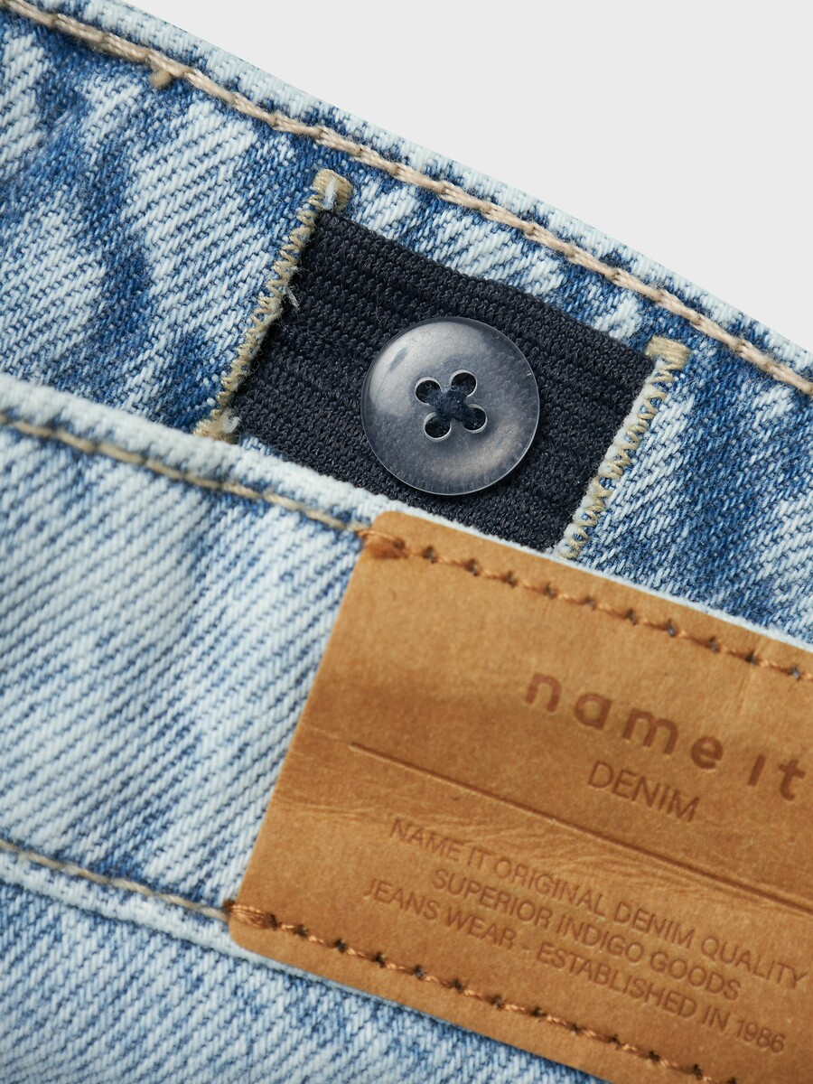 DÊ UM NOME A ELE<br>Calças jeans largas