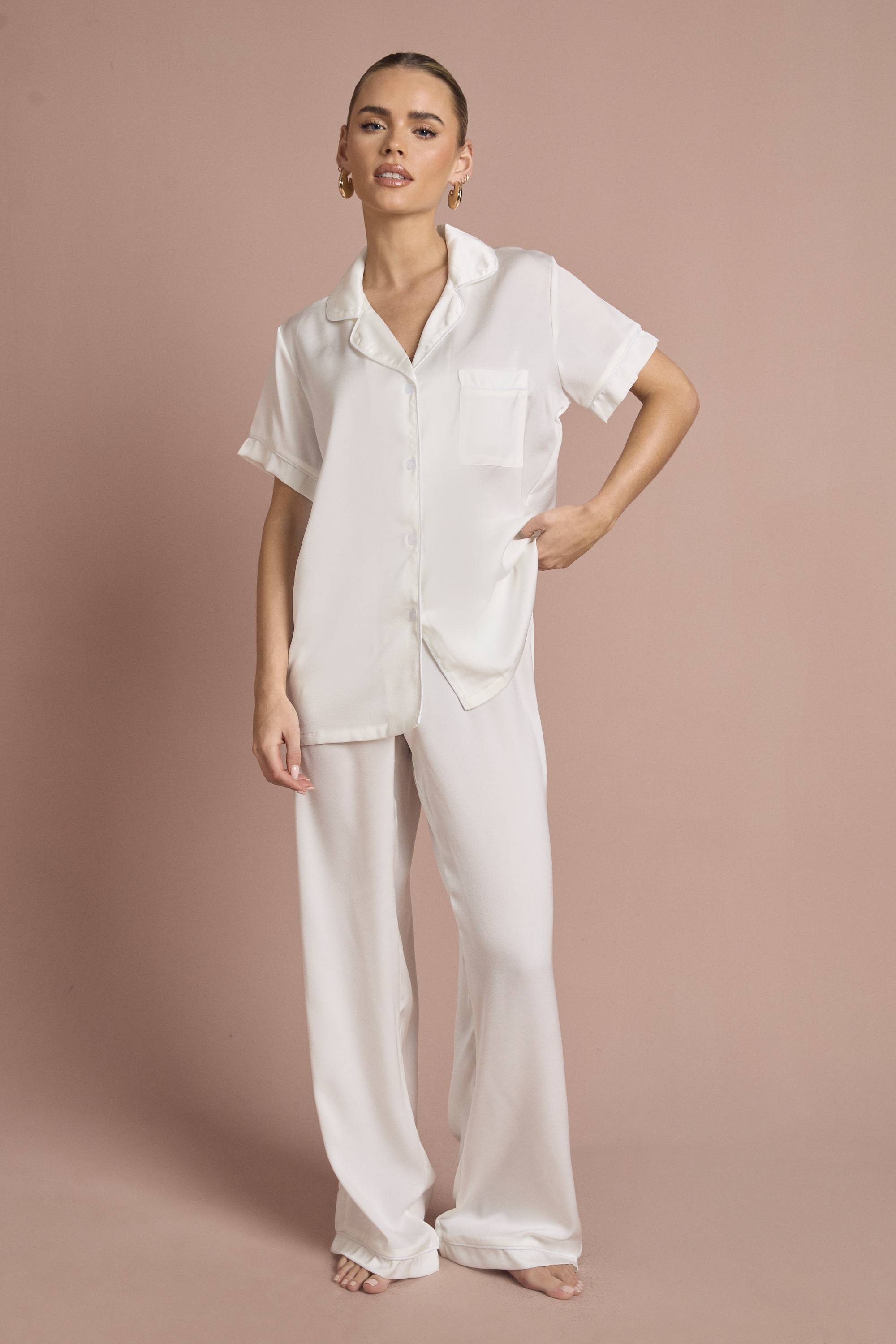 boohoo Ensemble Pyjama de Mariée 'Bride' en Satin Brodé avec Chemise à Manches Courtes et Pantalon