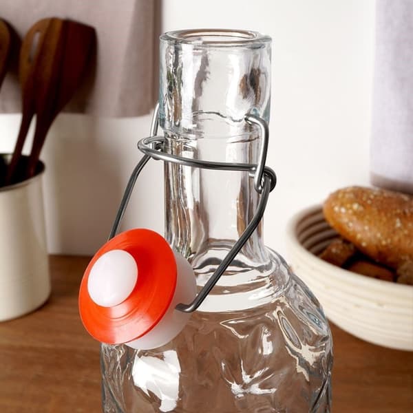 Vakker glassflaske med kork og klips for drinker