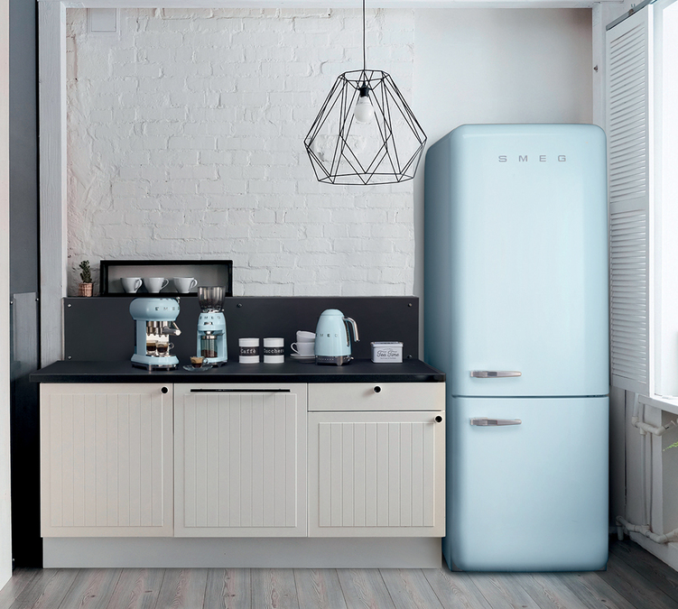 Bouilloire SMEG KLF04PBEU Bleu azur - température réglable + Offre Cadeau