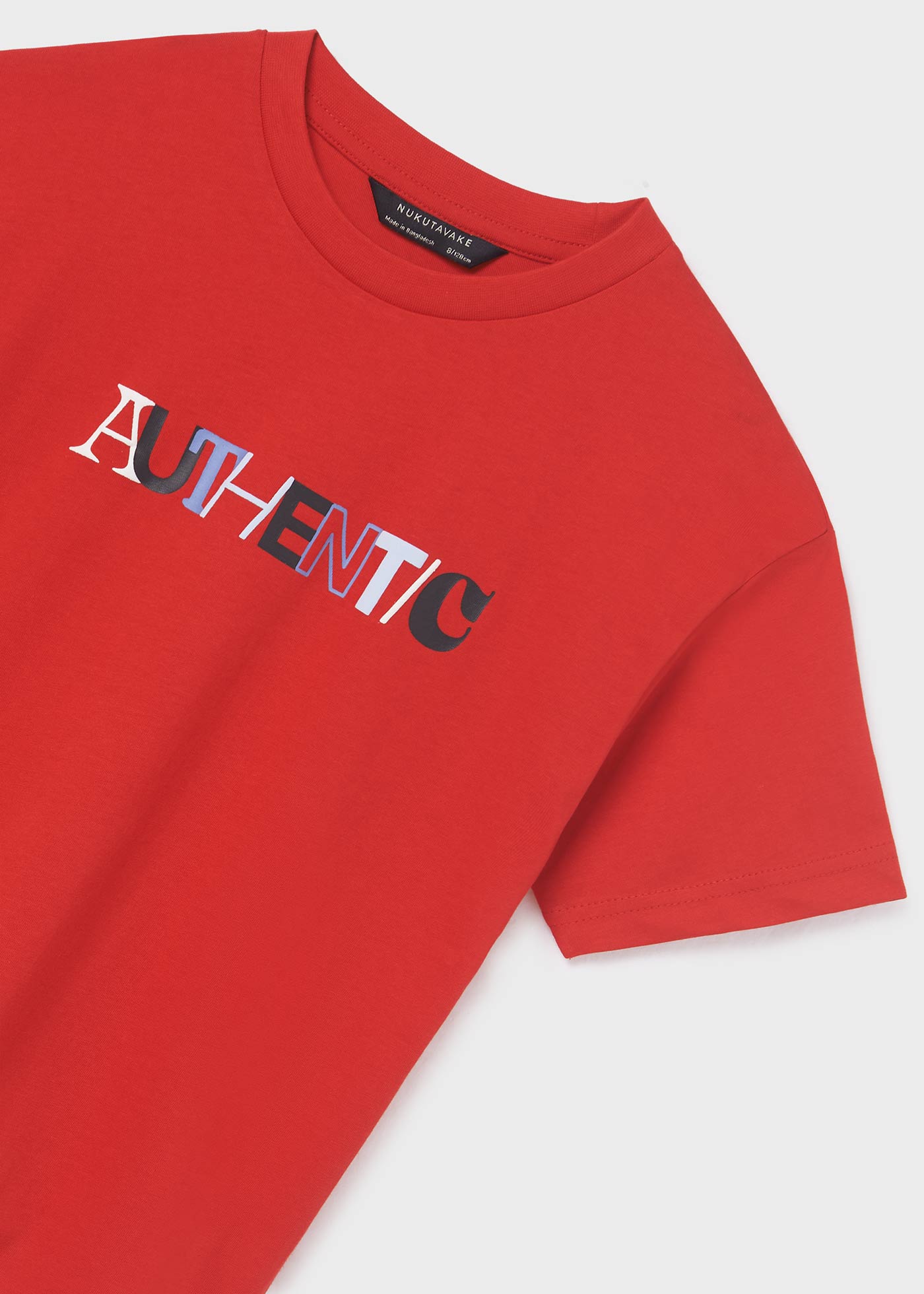 Camiseta infantil com estampa sustentável em algodão.