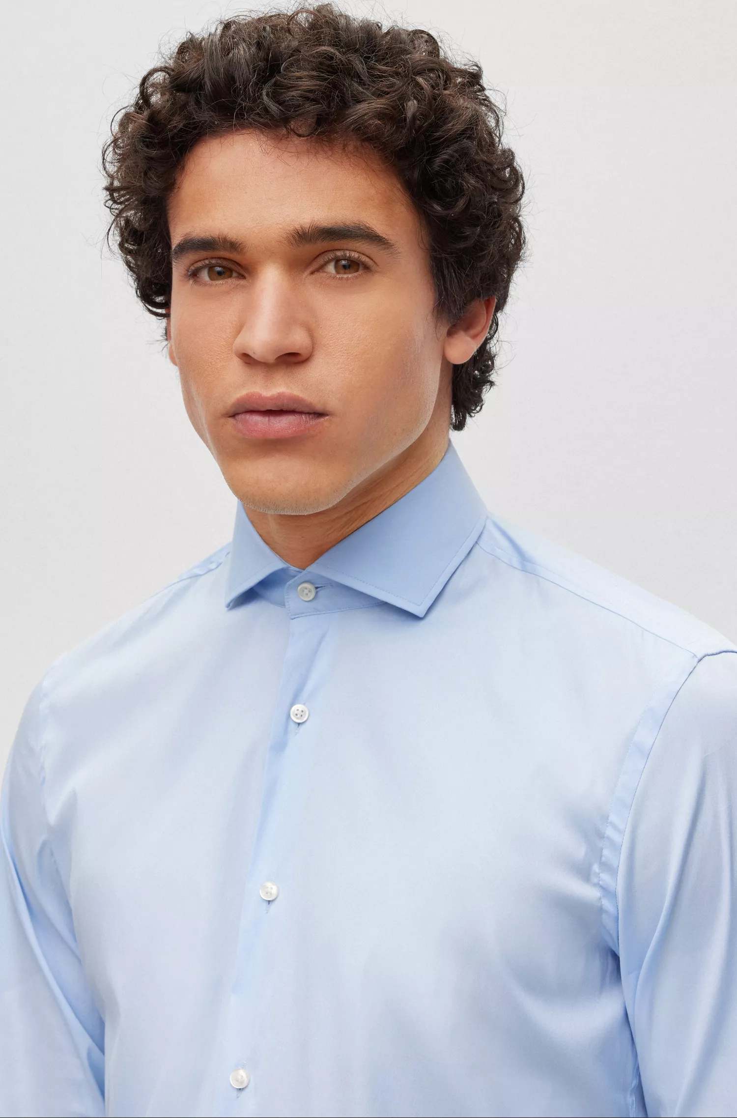 Camisa BOSS preta de corte slim, confeccionada em popeline de algodão misto de fácil de passar.