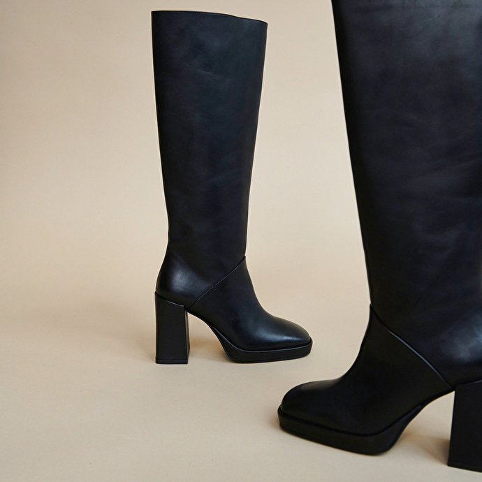 Bottes à talons hauts et bouts carrés  en cuir noir