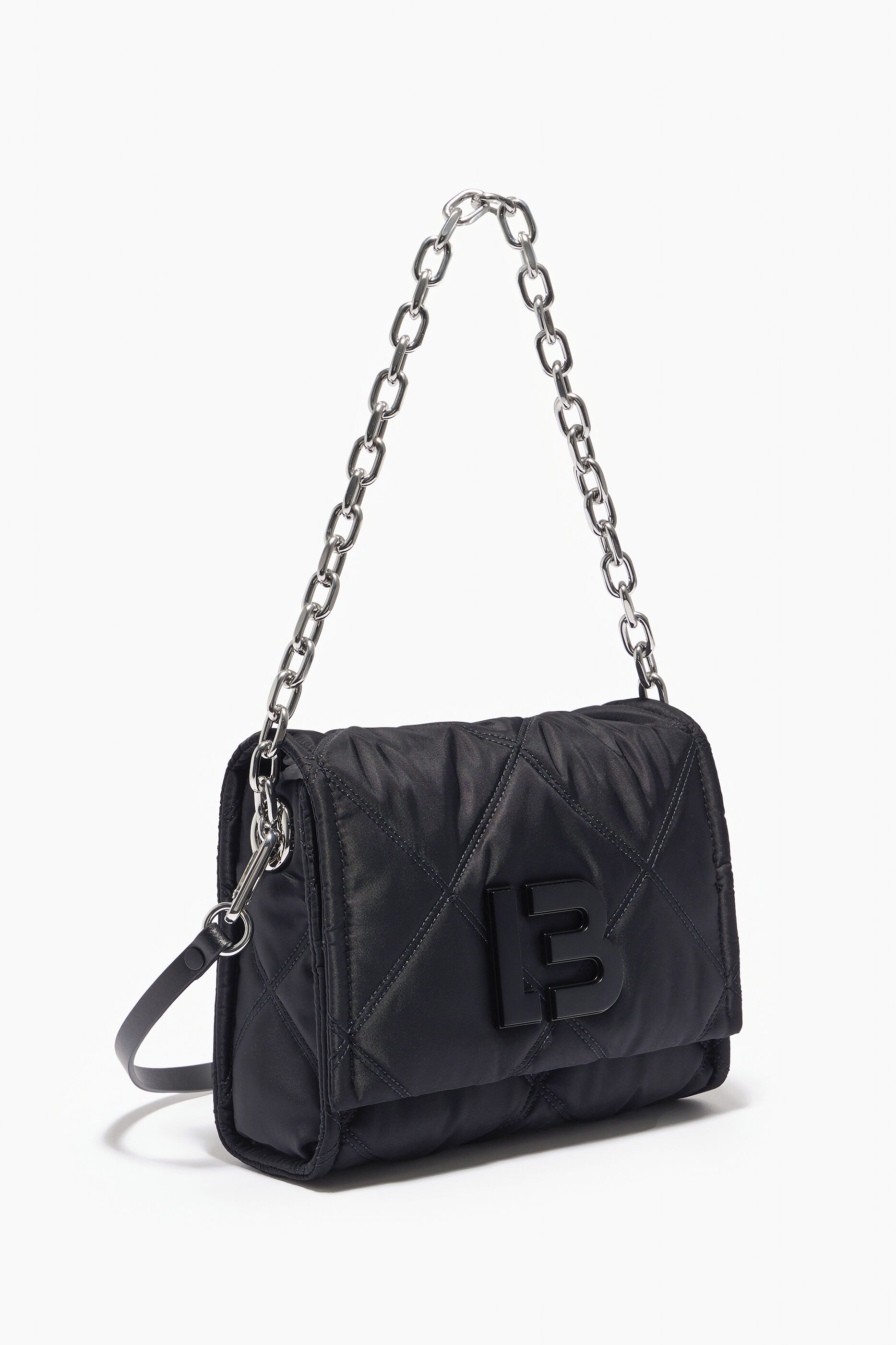 Bolsa de ombro M em nylon com aba, preta.