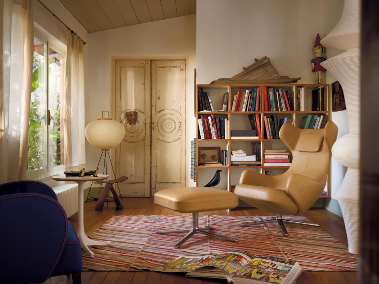 Vitra Grand Repos loungestoel met Ottoman, Leder Premium brandy