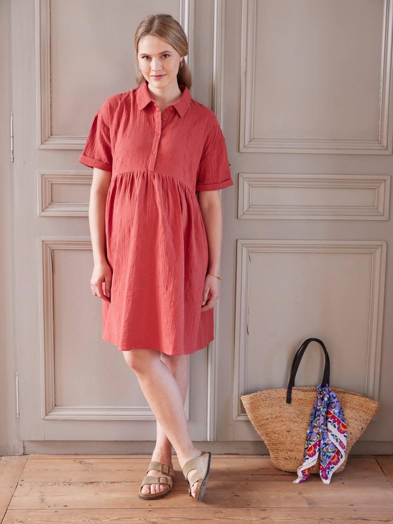 Vestido camisa bordado em chiffon de algodão para gestantes e lactantes (cor terracota)