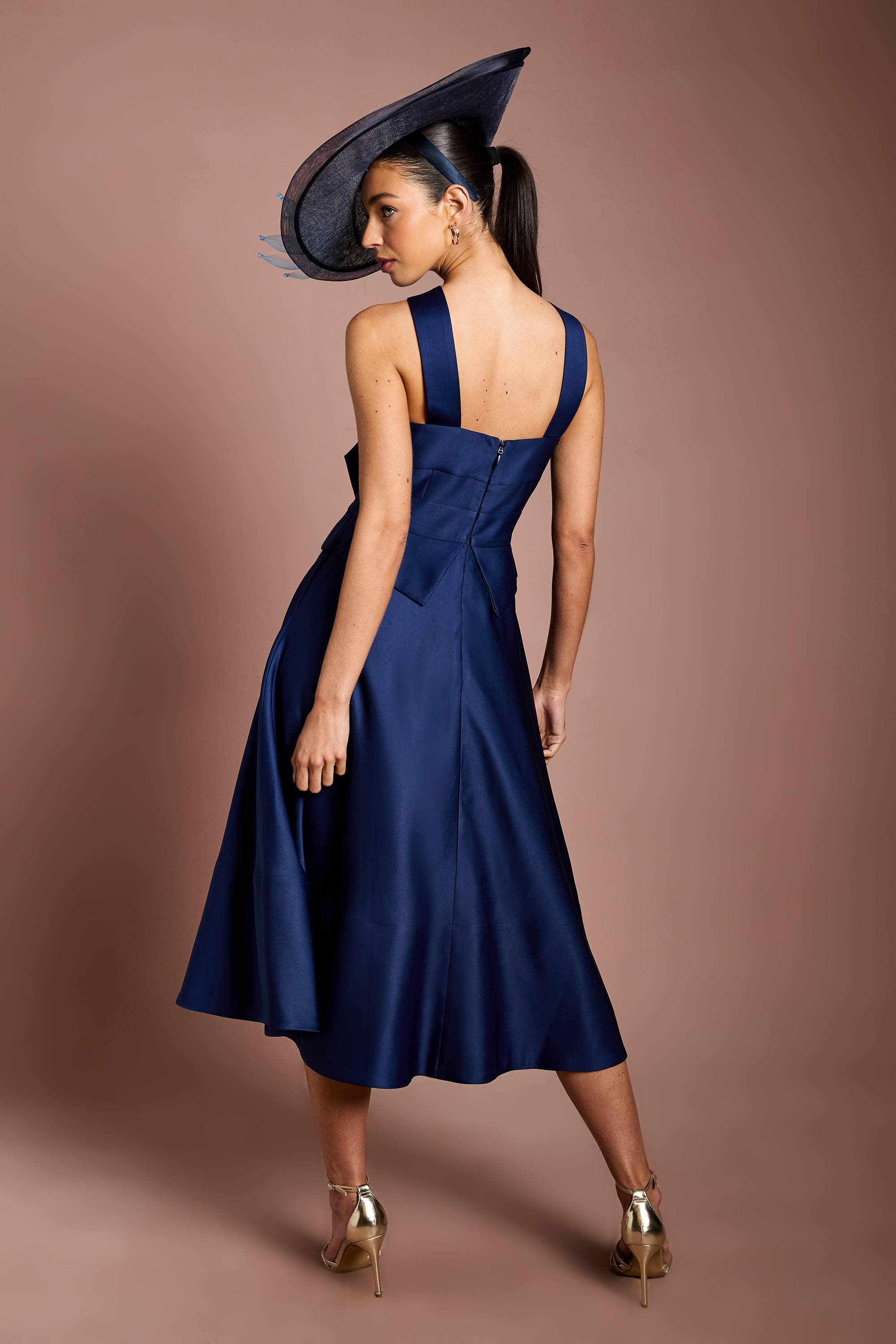 Coast Robe Midi Structurée En Satin Lisa Tan Avec Col Croisé Et Détail Nœud