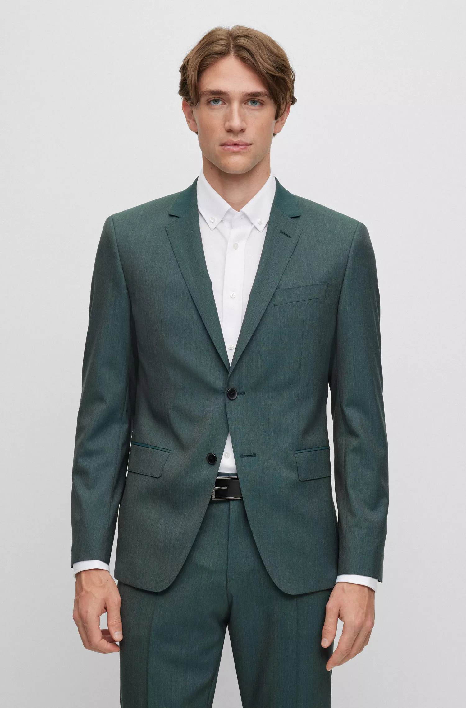 Terno BOSS preto de duas peças, corte slim, em lã de origem sustentável.