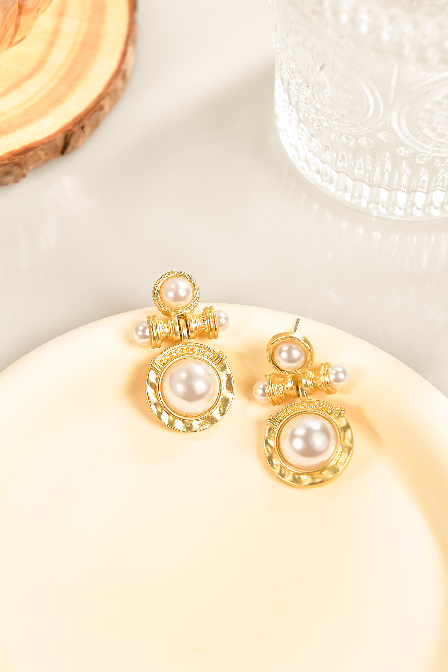 Boucles d'oreilles décoratives élégantes en fausses perles