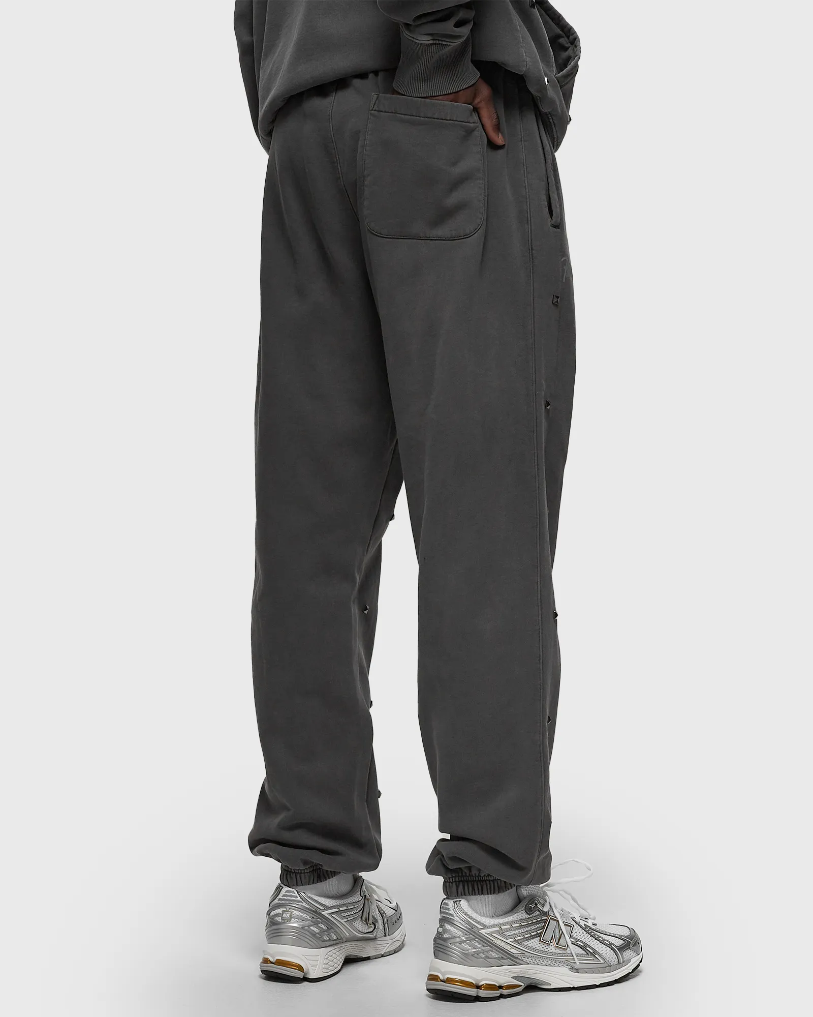 Calça de moletom lavada com tachas PATTA