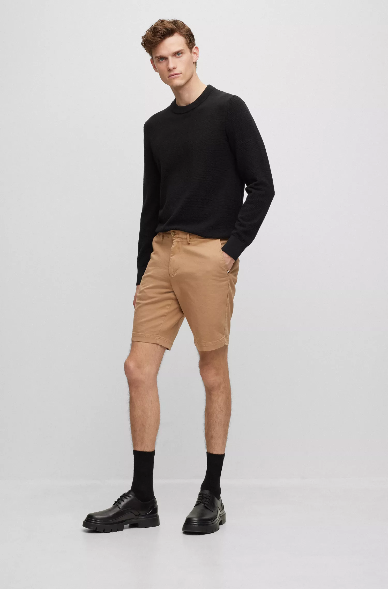 Shorts BOSS pretos de corte justo em algodão elástico.