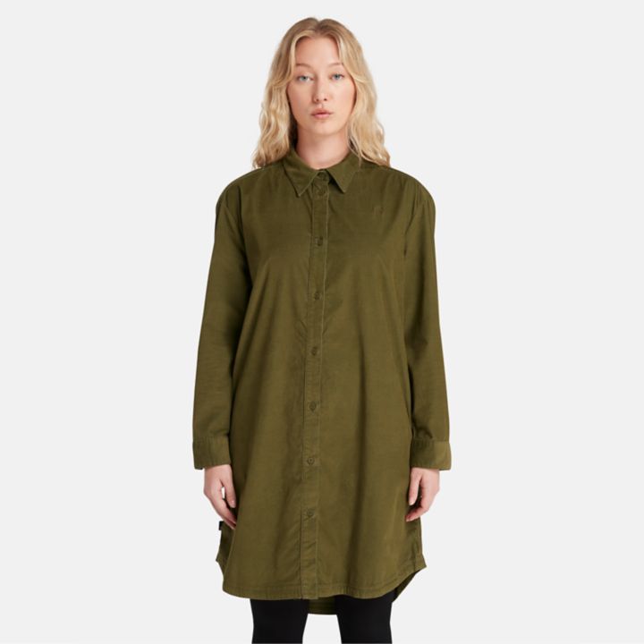 Vestido de veludo cotelê agulhado para mulheres na cor verde.