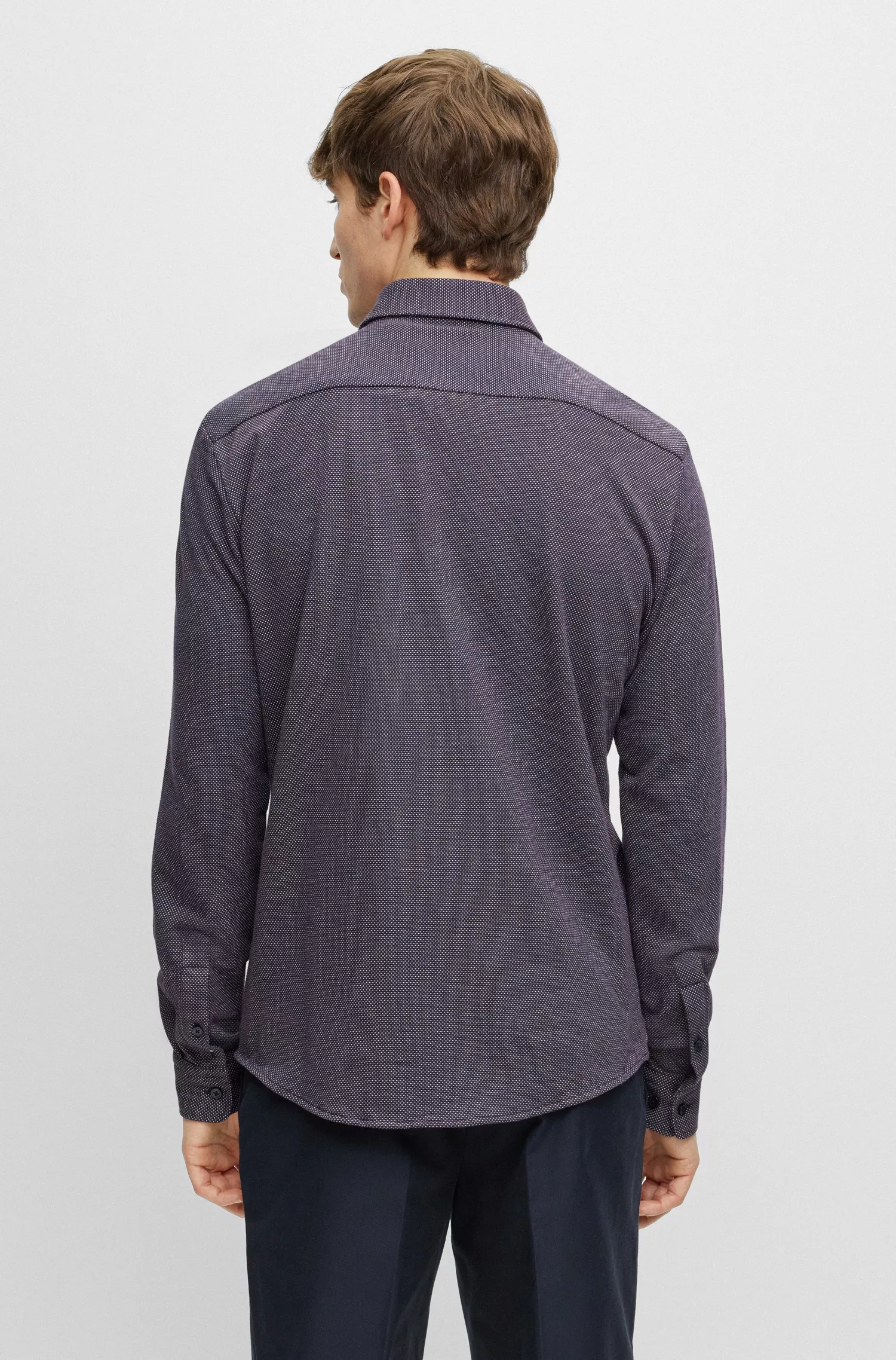 Camisa BOSS preta de corte slim em algodão estruturado.