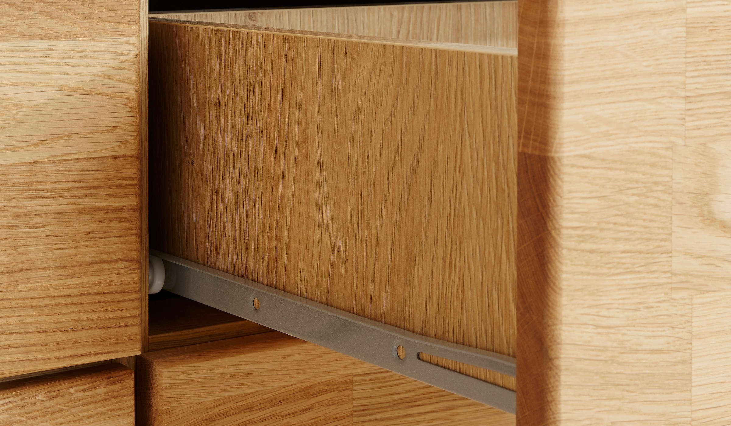 Home affaire Sideboard »Trondheim,200 cm breit,42 cm tief, Fronten Holzmassiv, Metallgriffe« Korpus aus Holzwerkstoff,4 Türen, 4 Schubladen, insgesamt 8 Fächer
