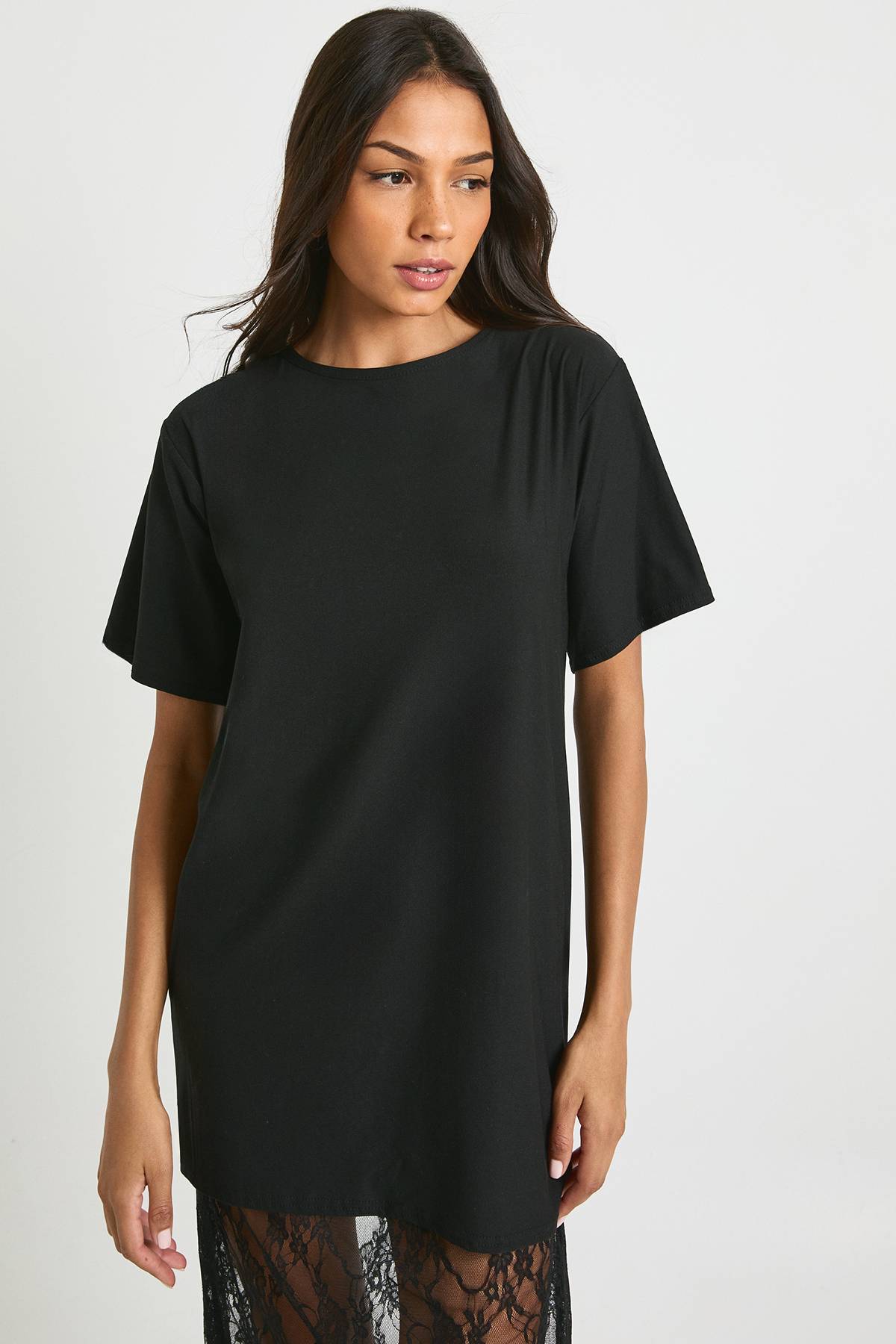 boohoo Robe t-shirt midaxi allongée avec détails en dentelle