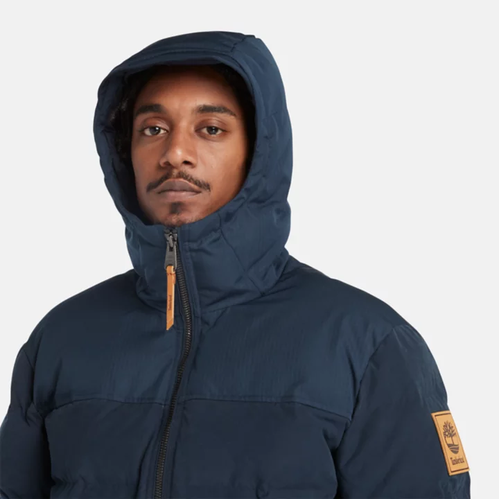 Jaqueta puffer impermeável com capuz Mountain Welch para homens na cor azul marinho.