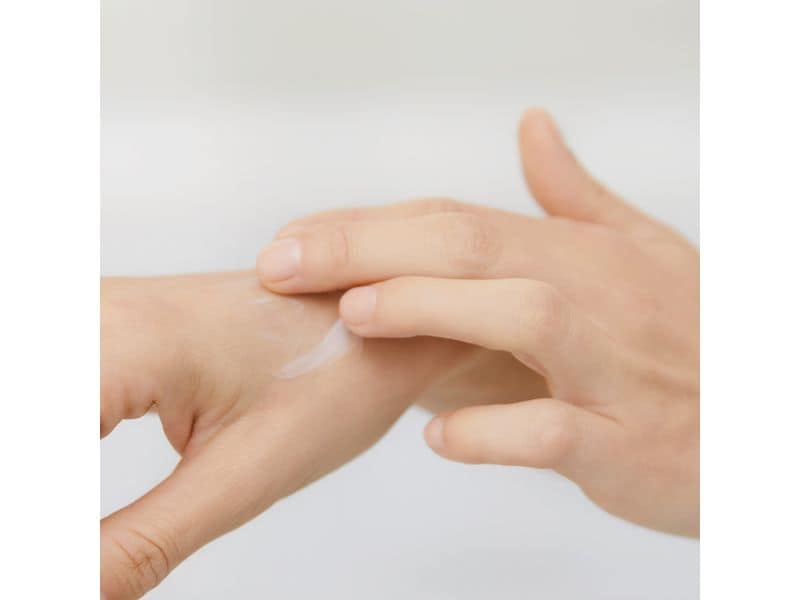 NIVEA Handcrème Intensive Care 100 ml Feuchtigkeitsspendende und schnell einziehende Handcreme mit Mandel-Öl