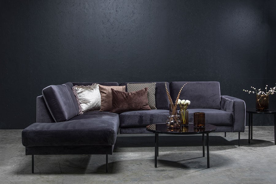 Shibuya hjørnesofa Letto Antrasitt velur. Med åpen ende venstre og sorte stålben.