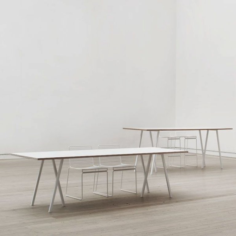 Hay Loop Stand High tafel 250x92,5 zwart onderstel - zwart linoleum