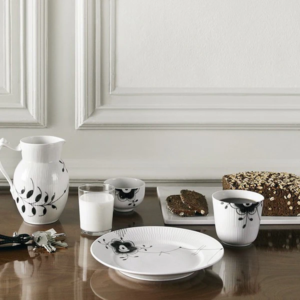 Royal Copenhagen  Sort Mega riflet tallerken - 19 cm.